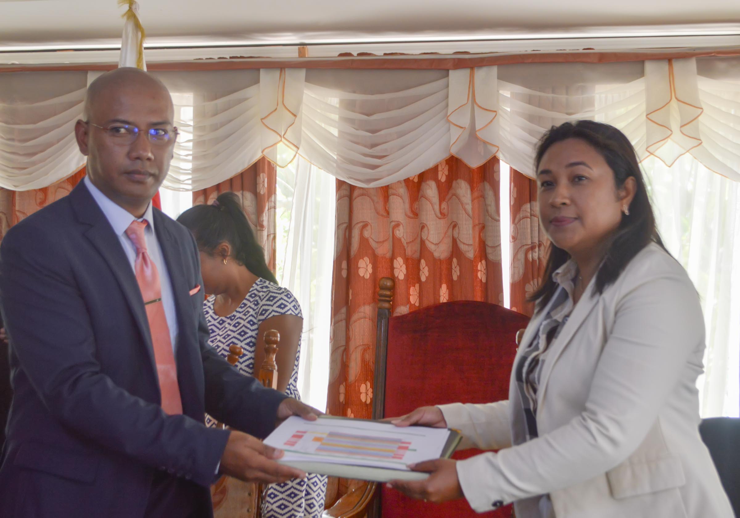 Signature du protocole d'accord entre l'Assemblée nationale et Madagascar 24 Radio-Télévision