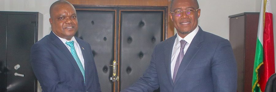 Visite de courtoisie de l’Ambassadeur d’Afrique du Sud auprès du Président de l’Assemblée nationale